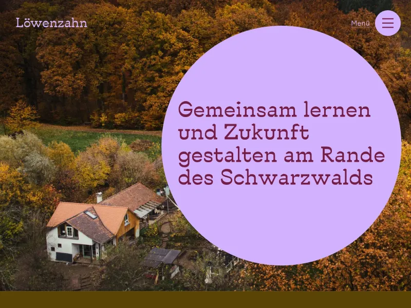 Screenshot of the Löwenzahn website with a full-screen image of the building and its surrounding forest in beautiful autumn colours. The website header includes the Löwenzahn logo and a hamburger menu. A big bubble with the text "Gemeinsam lernen und Zukunft gestalten am Rande des Schwarzwalds" is overlaid on the image.
